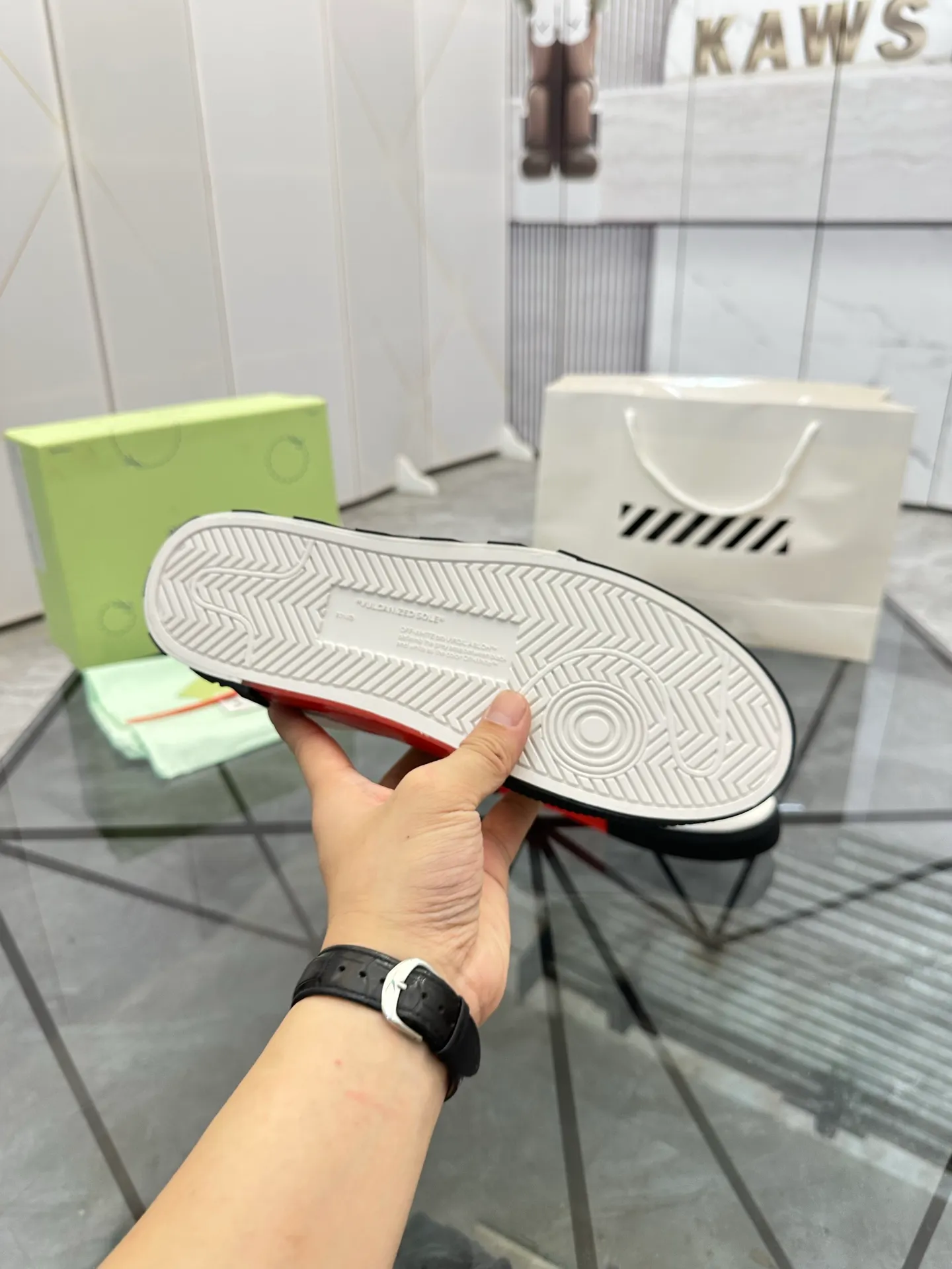 Selling men's shoes 💰: 💰P440¥ Product trademark: OFF WHITE *"OFF WHITE*" low-top casual shoes Regular size: 35-45 (can be customized to 46) Couple style Product materials: Original fabric from the upper counter, breathable lining, original outsole. No.: H203